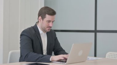 İşadamı Ofiste Çalışırken Kaybına Tepki Verdi