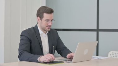 Kafkas Tasarımcı Laptop ve Grafik Tablet üzerinde çalışıyor