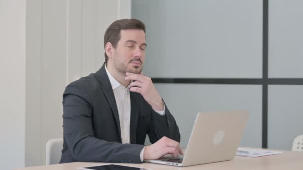 Empresário Pensando Enquanto Trabalhava Laptop — Vídeo de Stock