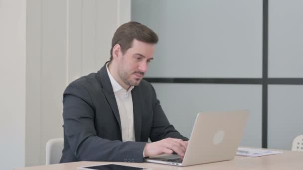Podnikatel Bolestí Zápěstí Při Používání Notebooku — Stock video