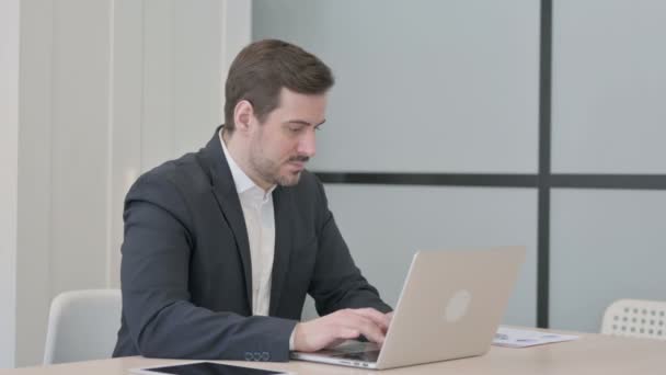 Ofiste Dizüstü Bilgisayarda Online Başarı Kutlaması — Stok video