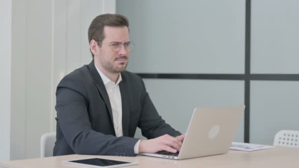 Empresário Balançando Cabeça Rejeição Enquanto Trabalhava Laptop — Vídeo de Stock