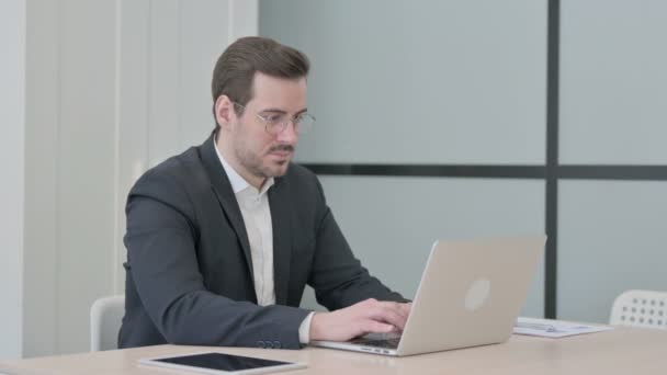 Empresário Chocado Enquanto Trabalhava Laptop — Vídeo de Stock