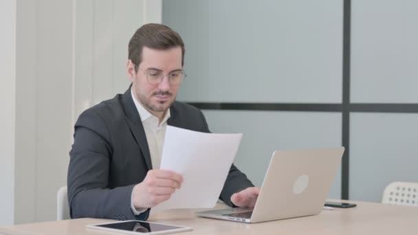 Empresário Trabalhando Laptop Documentos — Vídeo de Stock