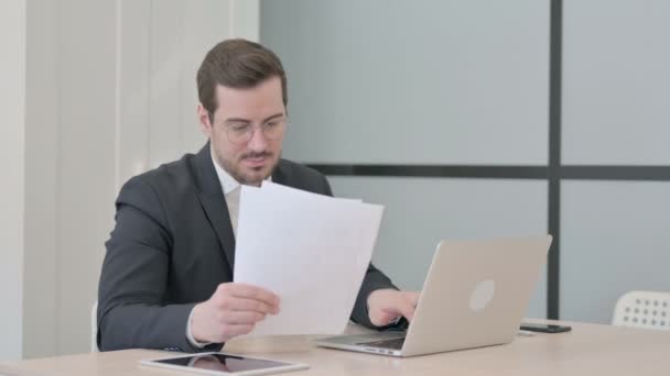 Empresário Perturbado Por Perda Enquanto Trabalhava Laptop Documentos — Vídeo de Stock
