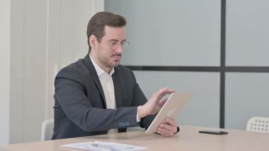 Sayısal Tablet 'te Zaferi Kutlayan İşadamı