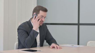 Öfkeli İşadamı İş yerinde Akıllı Telefonla Konuşuyor