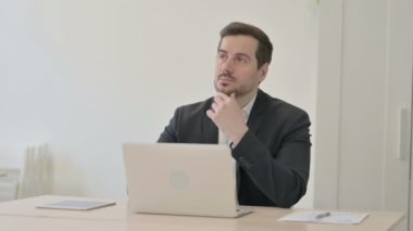Dizüstü bilgisayarda çalışırken düşünme işadamı