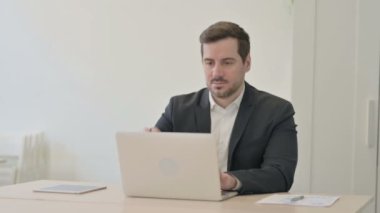 İş Adamı Akşam İşten Çıktıktan Sonra Ofisten Çıkıyor