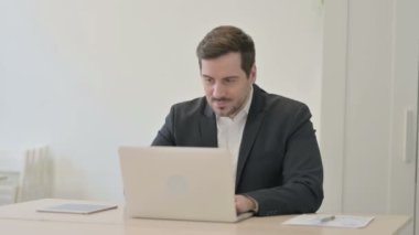 Ofiste Dizüstü bilgisayarda Online Başarı Kutlaması