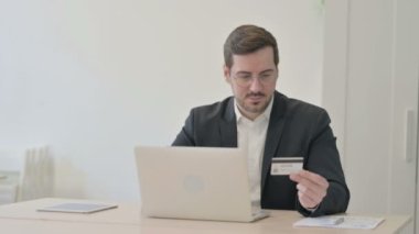 İşadamı Bilgisayarda Başarılı Çevrimiçi Ödeme Yapıyor