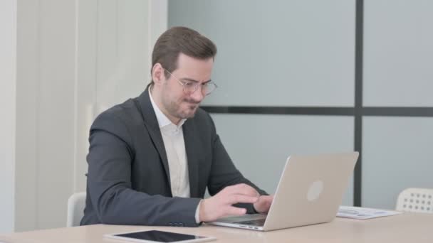 Empresário Descontente Trabalhando Laptop Raiva — Vídeo de Stock