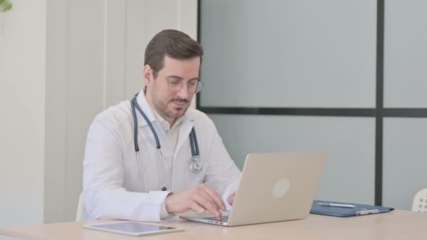 Γιατρός Που Πληκτρολογείτε Στο Laptop Στην Κλινική — Αρχείο Βίντεο