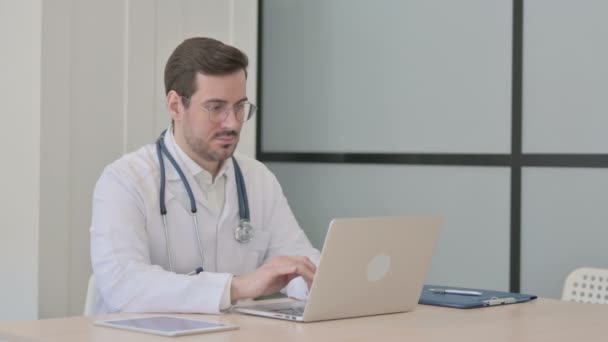 Doctor Zoek Naar Camera Tijdens Het Gebruik Van Laptop — Stockvideo