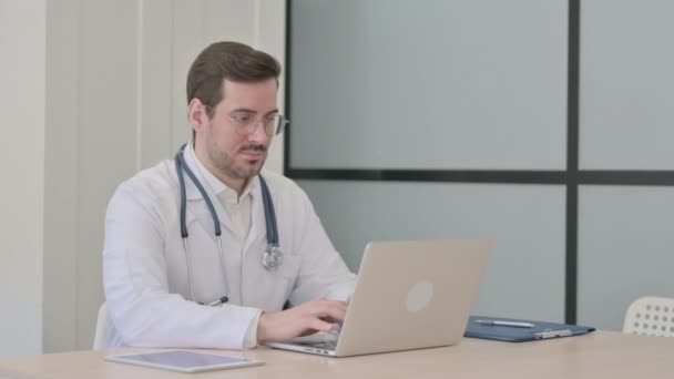 Доктор Улыбается Камеру Время Использования Ноутбука — стоковое видео