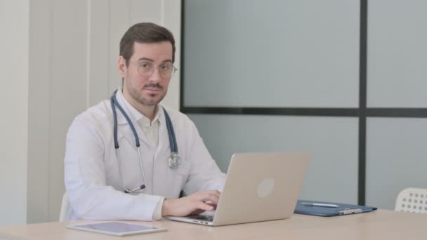 Médico Sacudiendo Cabeza Dedo Rechazo Mientras Trabaja Ordenador Portátil — Vídeo de stock