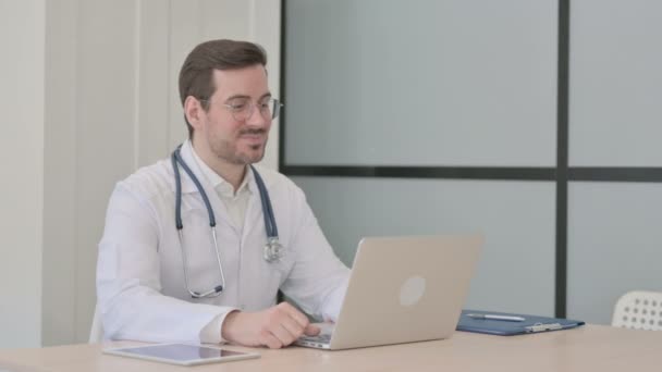 Γιατρός Κάνει Απευθείας Σύνδεση Συνομιλία Βίντεο Στην Κλινική — Αρχείο Βίντεο