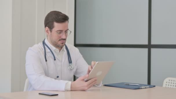 Γιατρός Περιήγηση Tablet Στην Κλινική — Αρχείο Βίντεο