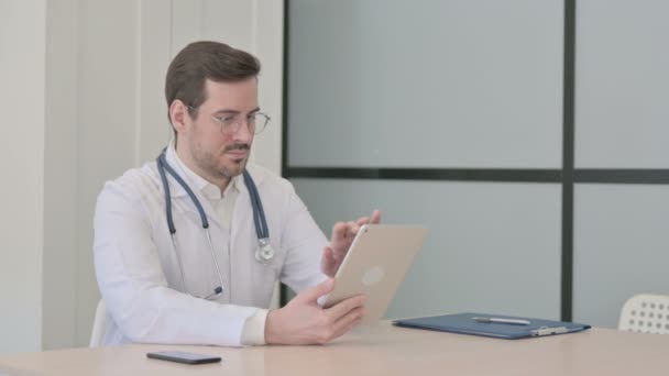 Γιατρός Κάνει Απευθείας Σύνδεση Συνομιλία Βίντεο Μέσω Tablet — Αρχείο Βίντεο