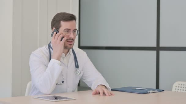 Dottore Che Parla Telefono Clinica — Video Stock