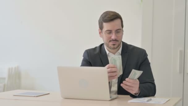 Homme Affaires Compte Dollar Tout Travaillant Sur Ordinateur Portable — Video