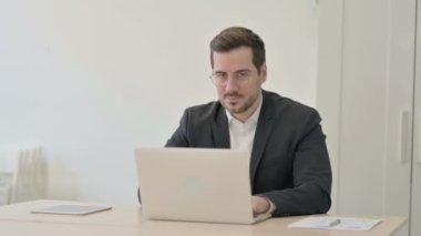 İşadamı Dizüstü bilgisayar üzerinde çalışırken Reddedildi