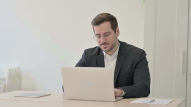 İşadamı Bilgisayarda Çalışırken Kamerayı Gösteriyor