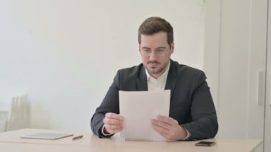 Ofisteki Belgeleri Okunan İşadamı, Belgeler