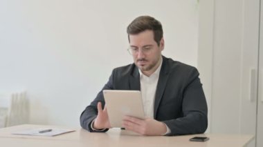 İş Adamı İş İçin Dijital Tablet Kullanıyor