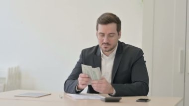 Belgeler ve İş Verileri Üzerinde Çalışan İşadamı
