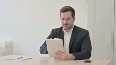Sayısal Tablet 'te Zaferi Kutlayan İşadamı