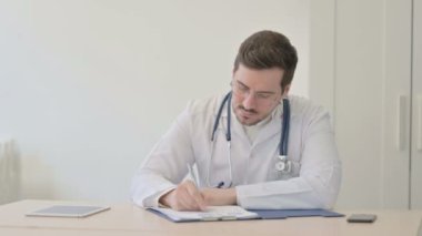 Klinikte Belgeler ve Evraklar Üzerinde Çalışan Doktor