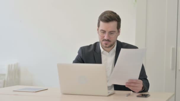 Empresário Comemorando Sucesso Trabalhar Laptop Documentos — Vídeo de Stock