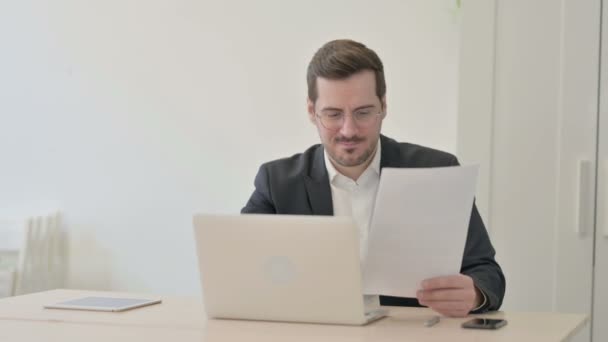 Omul Afaceri Supărat Pierdere Timp Lucrează Laptop Documente — Videoclip de stoc