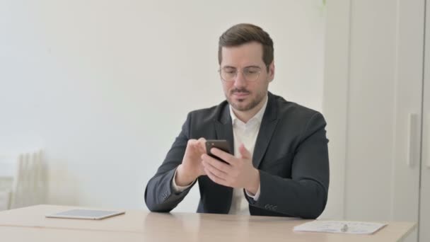 Şadamı Ofisteki Smartphone Nternet Taraması — Stok video