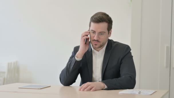 Dühös Üzletember Okostelefonon Beszél Munkahelyén — Stock videók