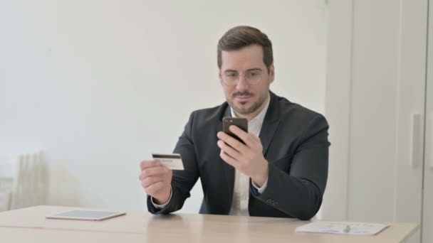 Бізнесмен Купує Онлайн Допомогою Телефону Банкінгу — стокове відео