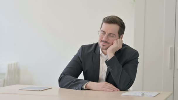 Empresário Dormindo Enquanto Está Sentado Trabalho — Vídeo de Stock