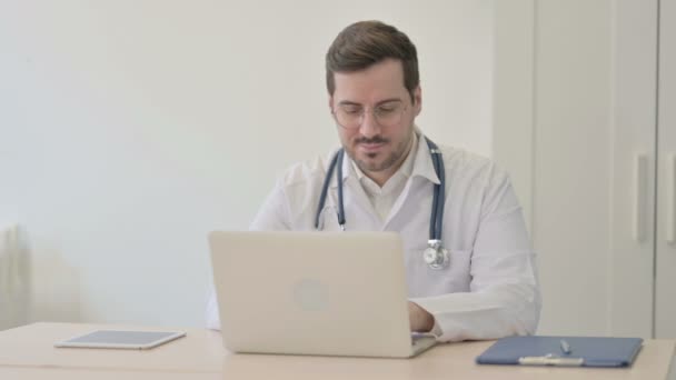 Γιατρός Που Πληκτρολογείτε Στο Laptop Στην Κλινική — Αρχείο Βίντεο