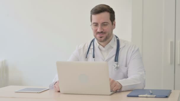 Γιατρός Κάνει Απευθείας Σύνδεση Συνομιλία Βίντεο Στην Κλινική — Αρχείο Βίντεο