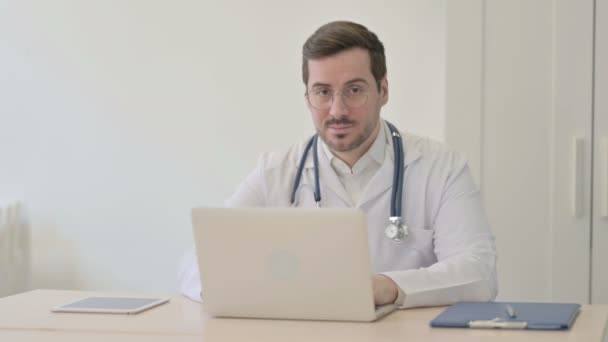 Doctor Schudden Hoofd Vinger Afwijzing Tijdens Het Werken Laptop — Stockvideo