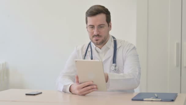 Γιατρός Κάνει Απευθείας Σύνδεση Συνομιλία Βίντεο Μέσω Tablet — Αρχείο Βίντεο