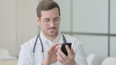 Akıllı Telefon Kullanan Doktorun Portresi