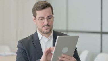 İşadamı Dijital Tablette İnternet Taraması Yapıyor