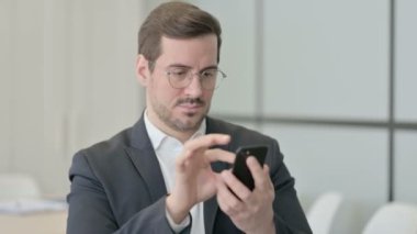 Smartphone kullanan İşadamının Portresi