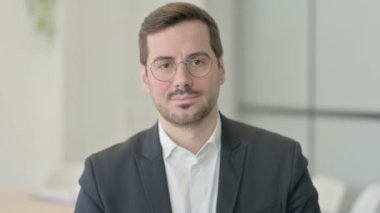 Kameraya gülümseyen İşadamı Portresi