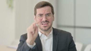 Huzursuz İş Adamı Öfke ve Stresle Konuşuyor