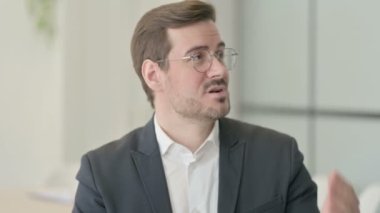 Yawing İşadamının Portresi Yorgunluk Duyuyor