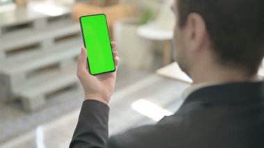 İş Adamı Yeşil Krom Ekran ile Telefon Kullanıyor