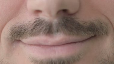 Erkek Gülümseyen Dudaklar 'a yaklaş